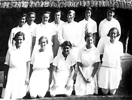 Myrtle Maclagan with Unidentified team from Myrtle Maclagan's photo album